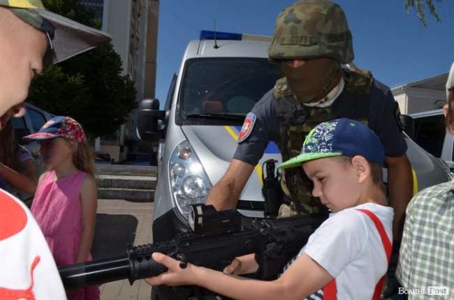 У центрі Луцька - діти зі зброєю. ФОТО