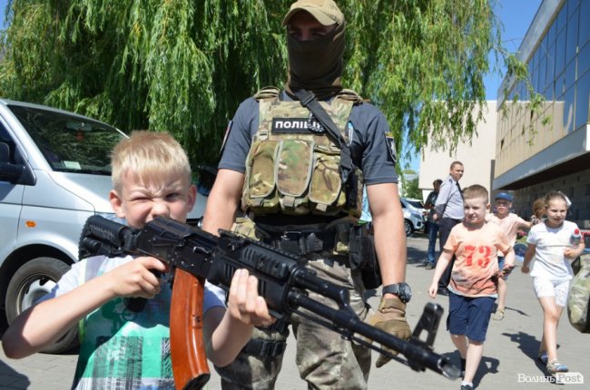 У центрі Луцька - діти зі зброєю. ФОТО