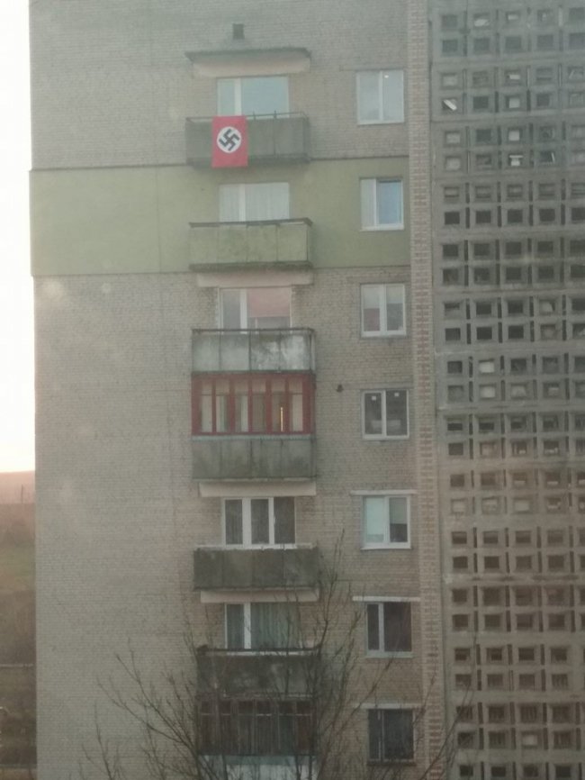 П'яний жарт чи дуркування: у Нововолинську на балконі вивісили нацистський прапор