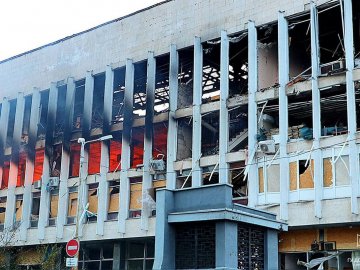 Росіяни повторно обстріляли Херсон, коли рятувальники гасили пожежу у бібліотеці. ФОТО