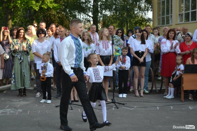 Без концерту, але у вишиванках: яким був «перший дзвінок» у луцькій гімназії №18. ФОТОРЕПОРТАЖ