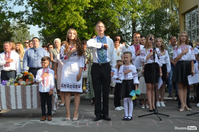 Без концерту, але у вишиванках: яким був «перший дзвінок» у луцькій гімназії №18. ФОТОРЕПОРТАЖ