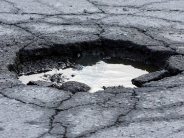 У Кропивницькому водій влетів в яму і позбувся ока і зубів. ВІДЕО