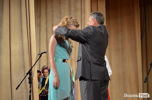 Мер Луцька вручив 139 медалей випускникам. ФОТО