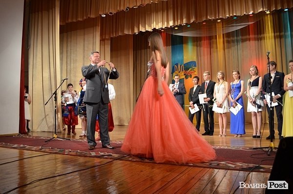 Мер Луцька вручив 139 медалей випускникам. ФОТО