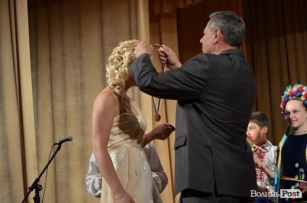 Мер Луцька вручив 139 медалей випускникам. ФОТО