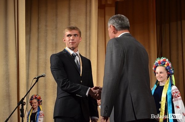 Мер Луцька вручив 139 медалей випускникам. ФОТО