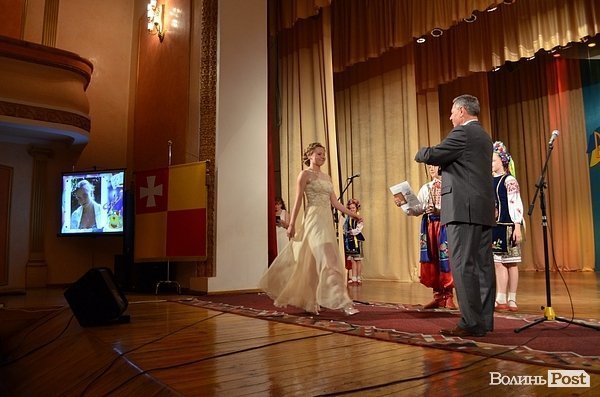 Мер Луцька вручив 139 медалей випускникам. ФОТО