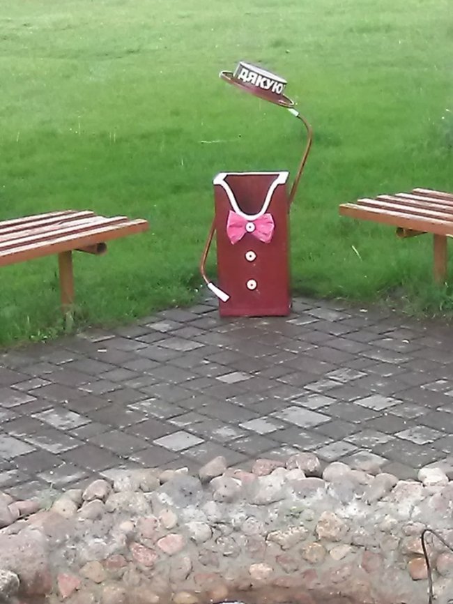 У волинській школі встановили смітники «джентльмени». ФОТО