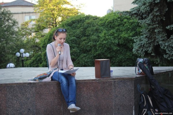 У центрі Луцька біля фонтану читали вірші. ФОТО. ВІДЕО