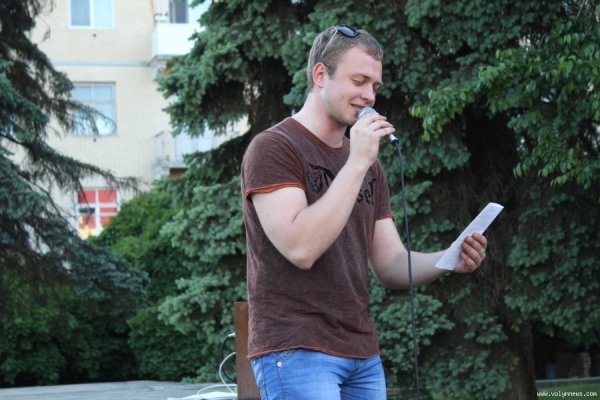 У центрі Луцька біля фонтану читали вірші. ФОТО. ВІДЕО