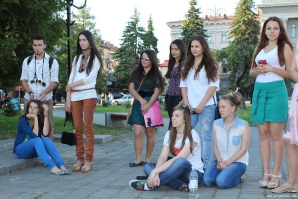 У центрі Луцька біля фонтану читали вірші. ФОТО. ВІДЕО