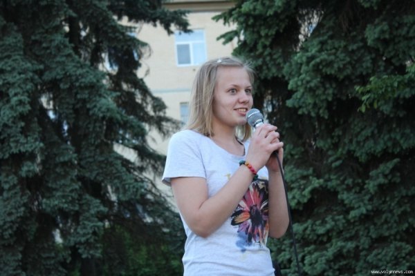 У центрі Луцька біля фонтану читали вірші. ФОТО. ВІДЕО