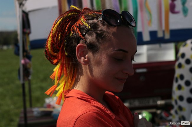 Рожеве волосся і чоловіки у спідницях: яскраві люди на «Бандерштаті». ФОТО 