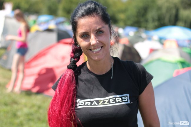 Рожеве волосся і чоловіки у спідницях: яскраві люди на «Бандерштаті». ФОТО 