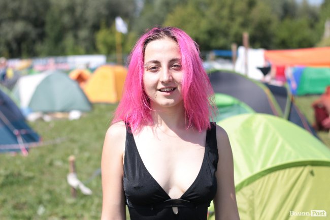 Рожеве волосся і чоловіки у спідницях: яскраві люди на «Бандерштаті». ФОТО 