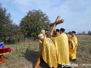 У селі на Волині встановили хрест під будівництво нового храму. ФОТО