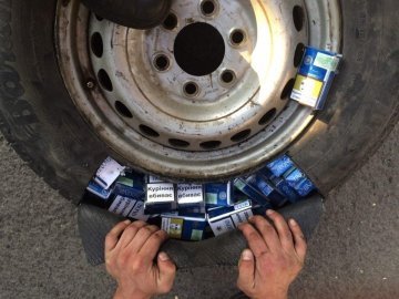 У пунктах пропуску «Ягодин» та «Устилуг» виявили контрабандні цигарки. ФОТО