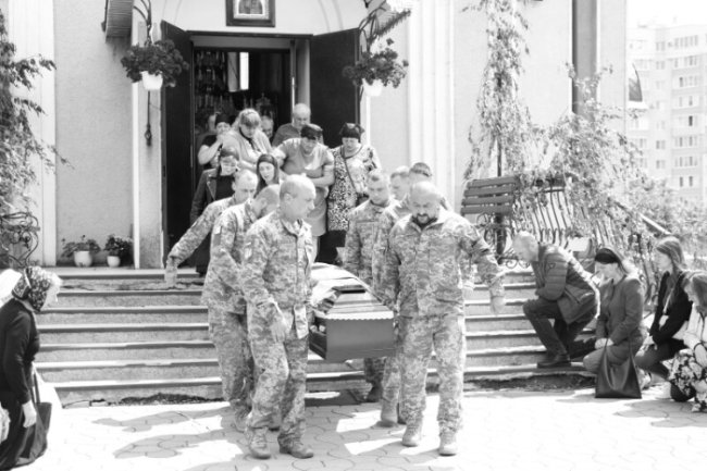 Загинув на Сумщині: у Луцькій громаді провели в останню дорогу воїна Романа Любиха