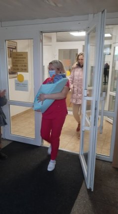Пологи приймав 15-річний син: у Луцьку з перинатального виписали жінку, яка народила в бусі