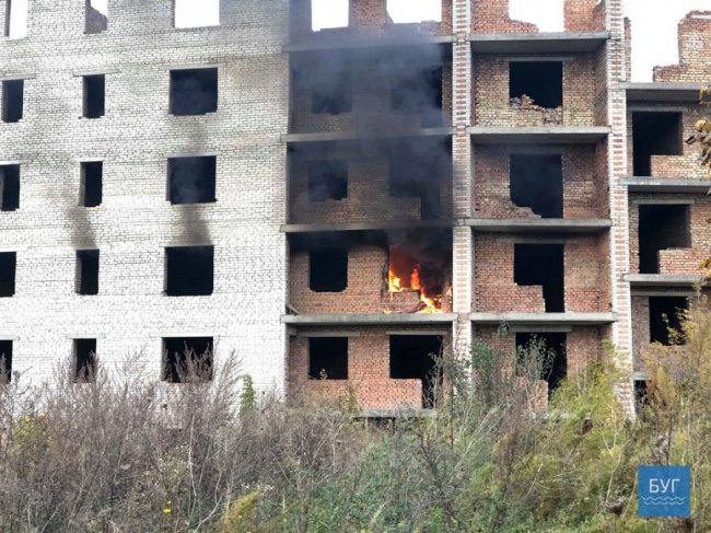 На Волині невідомі влаштували пожежу в недобудові. ФОТО