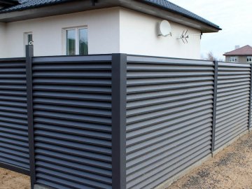 Дерево чи метал: який матеріал вибрати для огорожі?*