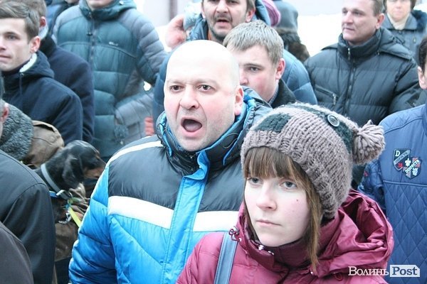 У центрі Луцька люди ледь не побилися з міліцією. ФОТО