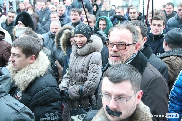 У центрі Луцька люди ледь не побилися з міліцією. ФОТО