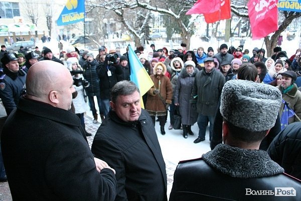 У центрі Луцька люди ледь не побилися з міліцією. ФОТО