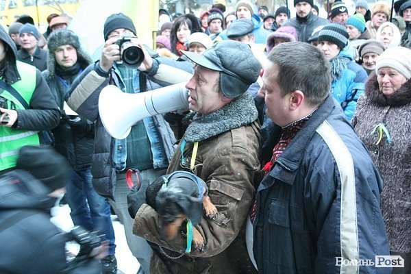 У центрі Луцька люди ледь не побилися з міліцією. ФОТО