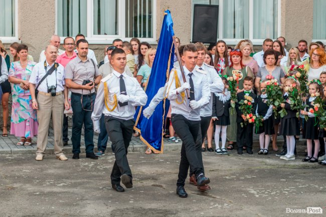 Квіти, вітання та усміхнені першачки: у луцькій школі №9 пролунав перший дзвоник. ФОТО