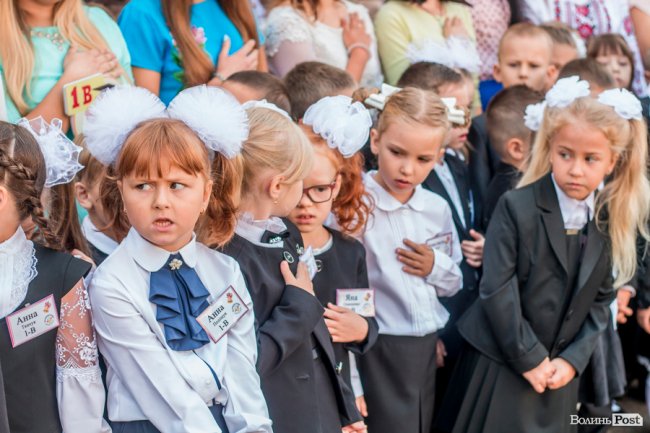 Квіти, вітання та усміхнені першачки: у луцькій школі №9 пролунав перший дзвоник. ФОТО