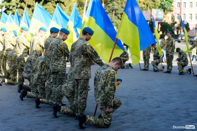 У центрі Луцька майже пів тисячі ліцеїстів склали присягу. ФОТО