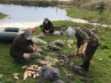 У нацпарку на Волині затримали браконьєрів, які ловили рибу сітками із човна. ФОТО