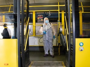 Таксі за 500 гривень і перепустки у метро: у «червоному» Києві –  транспортний колапс. ВІДЕО