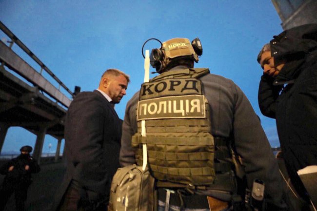 «Без єдиного пострілу»: у Києві затримали чоловіка, який погрожував підірвати міст. ФОТО