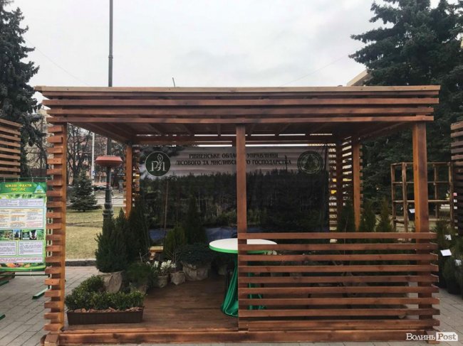 Поліцейські, техніка і виставка від лісівників: як у Луцьку готуються до приїзду Порошенка. ФОТО