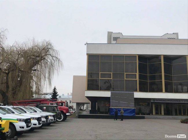 Поліцейські, техніка і виставка від лісівників: як у Луцьку готуються до приїзду Порошенка. ФОТО