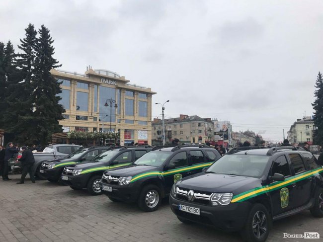 Поліцейські, техніка і виставка від лісівників: як у Луцьку готуються до приїзду Порошенка. ФОТО