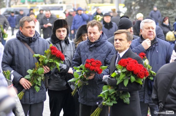 Фото прощання з міським головою Луцька Миколою Романюком