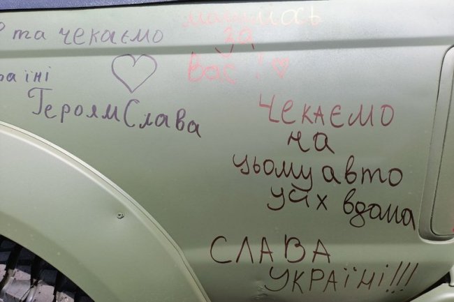 У Луцьку волонтери замість обстріляного авто купили для бійців на фронт новий позашляховик