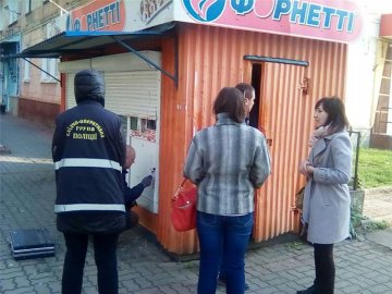 У місті на Волині обікрали кіоск з випічкою. ФОТО