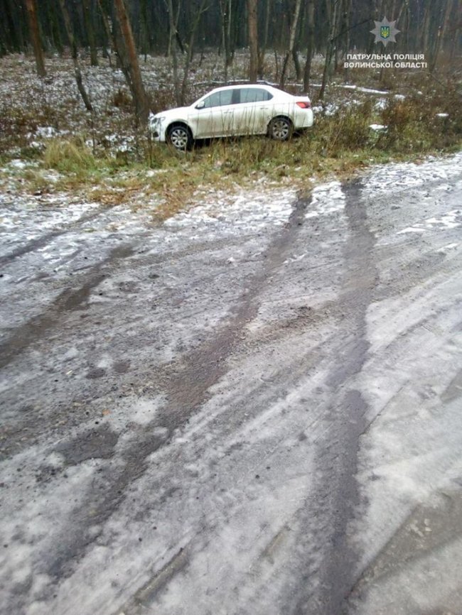 На волинській трасі легковик злетів у кювет. ФОТО