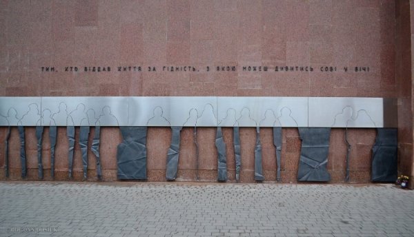 В Івано-Франківську встановили оригінальний монумент Героям Небесної Сотні