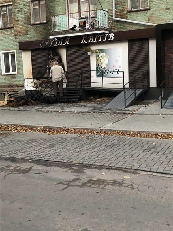 У Нововолинську знову поглумилися над магазином квітів. ФОТО