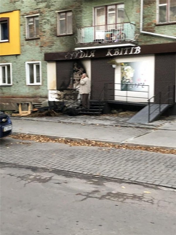 У Нововолинську знову поглумилися над магазином квітів. ФОТО