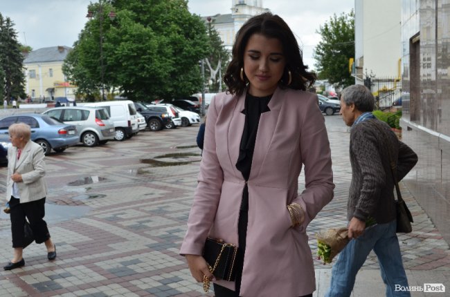 Елегантні сукні та маленькі клатчі: у що вбрались луцькі випускниці. ФОТО