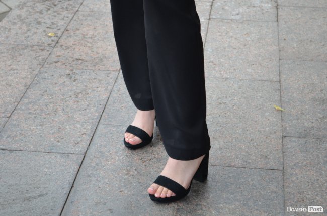 Елегантні сукні та маленькі клатчі: у що вбрались луцькі випускниці. ФОТО