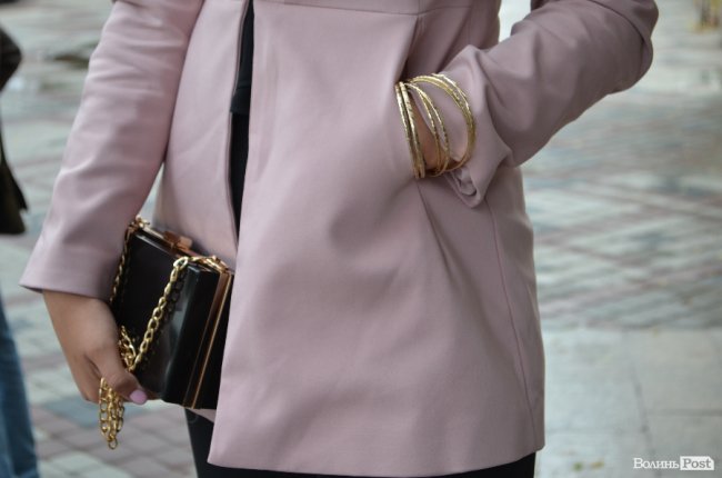 Елегантні сукні та маленькі клатчі: у що вбрались луцькі випускниці. ФОТО