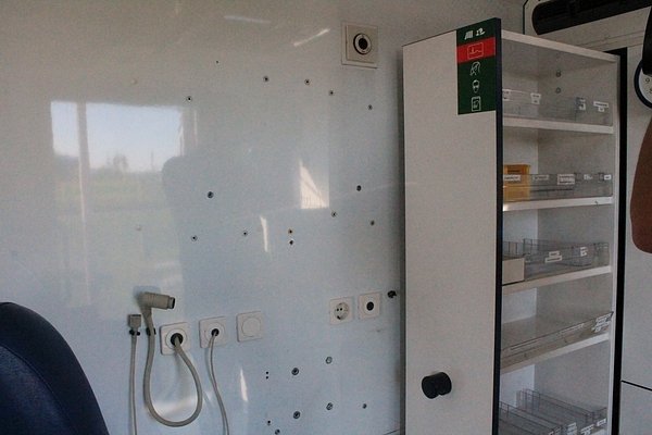 Карети швидкої допомоги, привезені Самообороною. ФОТО